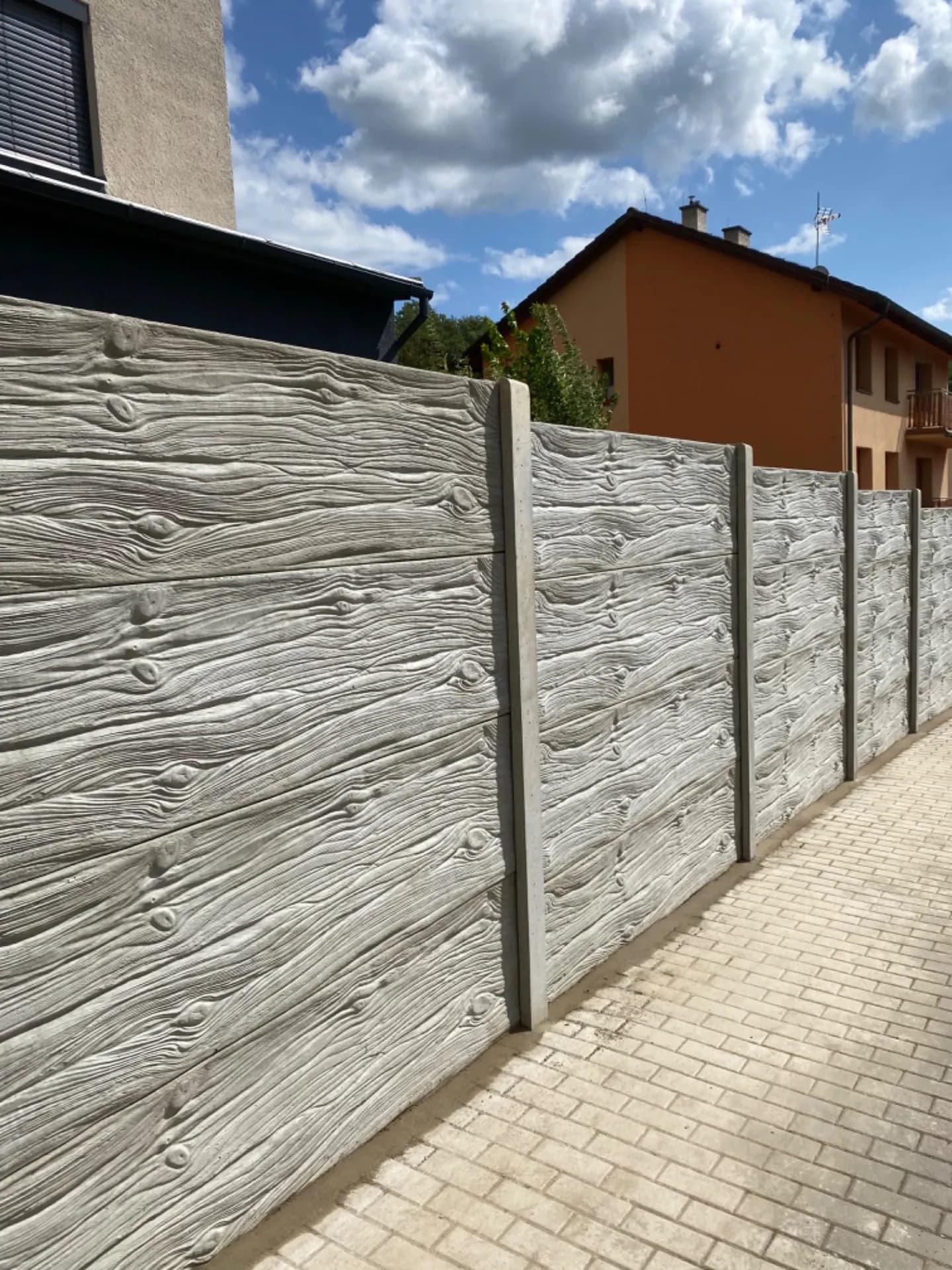 Betonový plot — realizace na klíč od FRIMATSTAVO