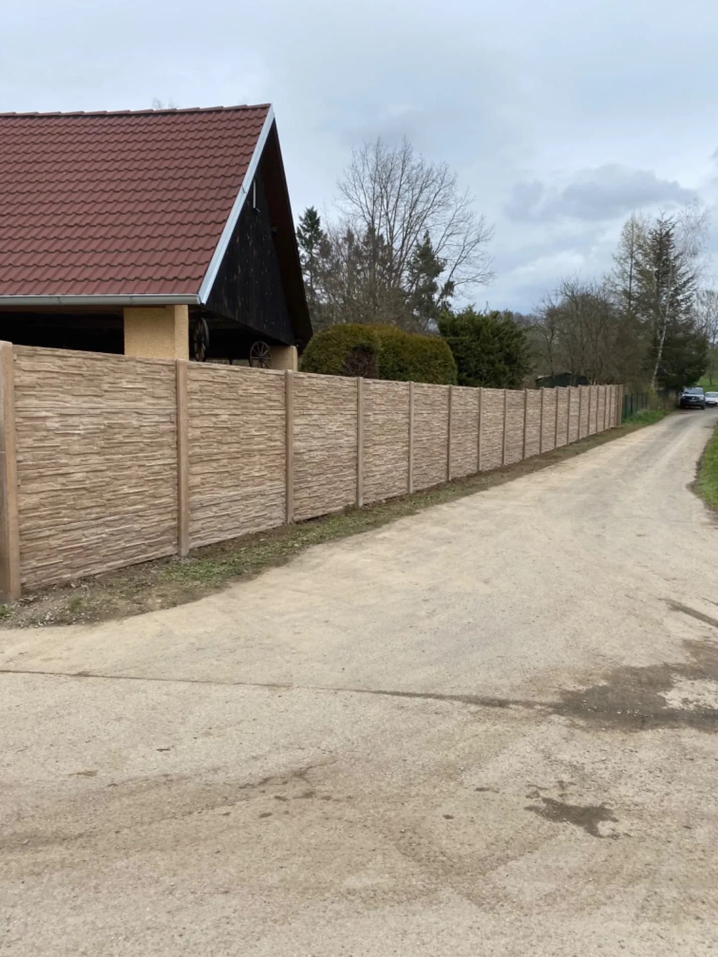 Betonový plot — realizace na klíč od FRIMATSTAVO