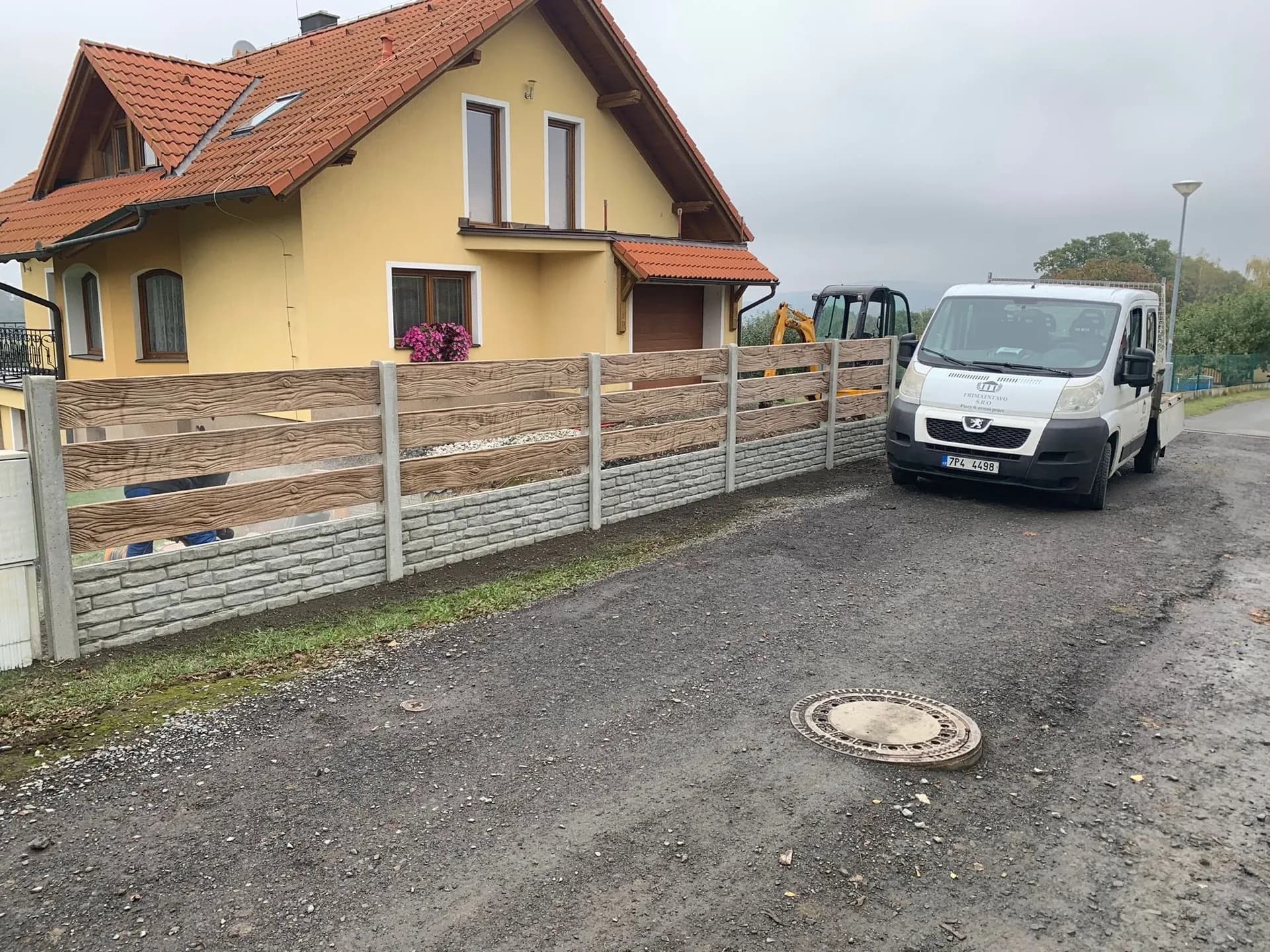 Betonový plot — realizace na klíč od FRIMATSTAVO