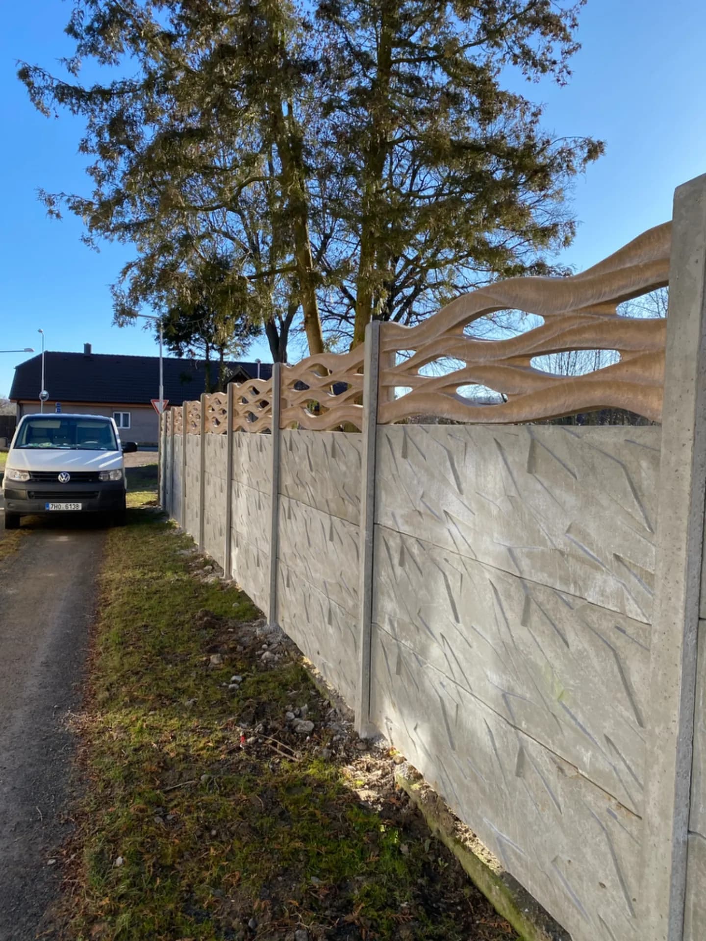 Betonový plot — realizace na klíč od FRIMATSTAVO