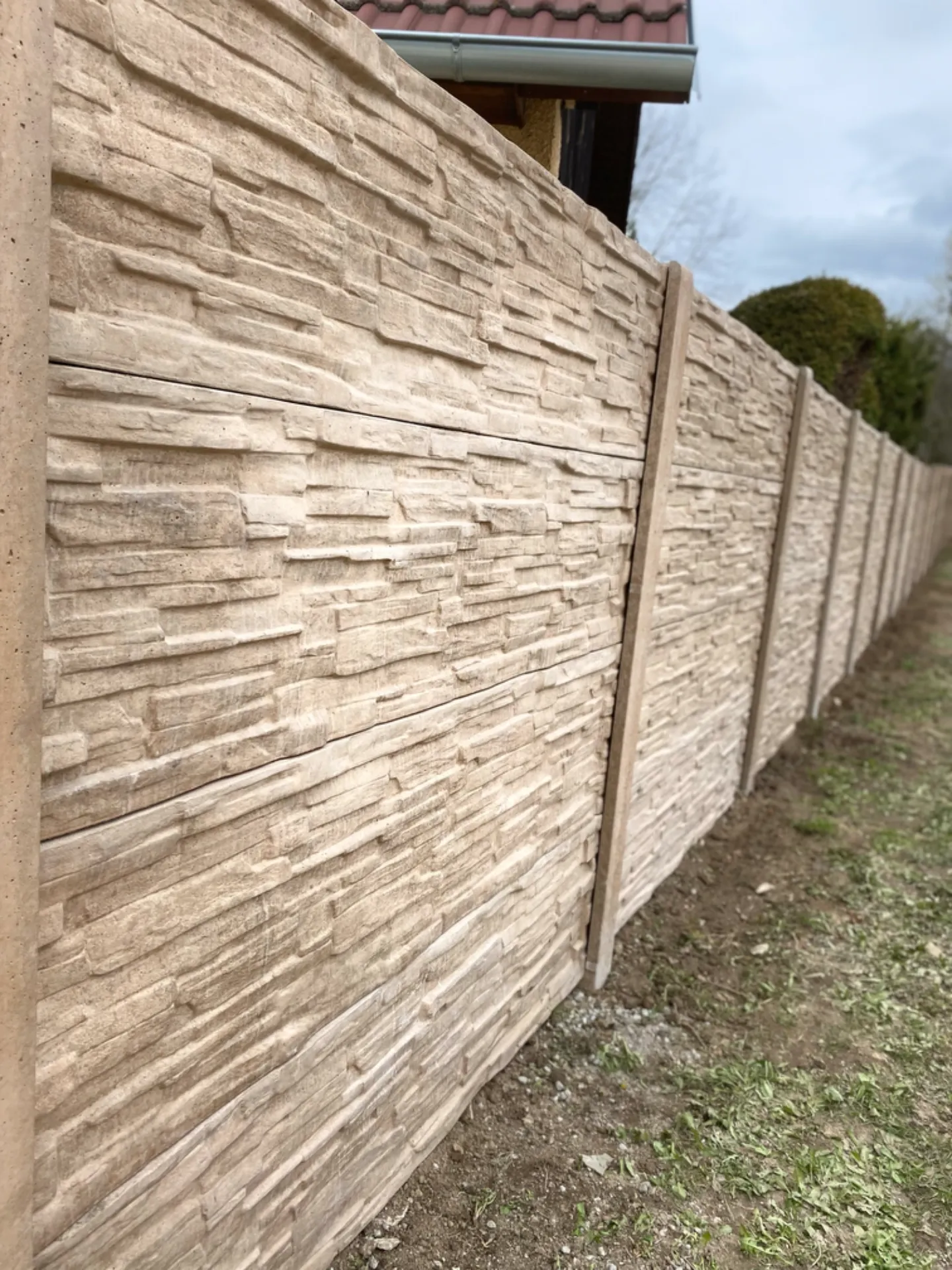Betonový plot — realizace na klíč od FRIMATSTAVO