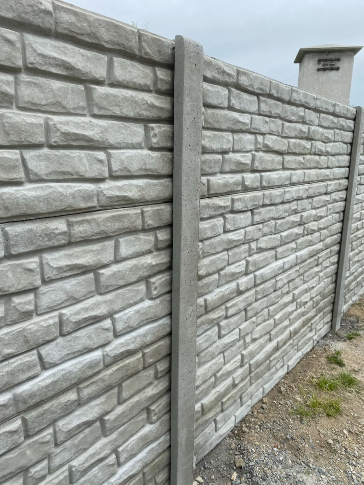 Betonový plot — realizace na klíč od FRIMATSTAVO