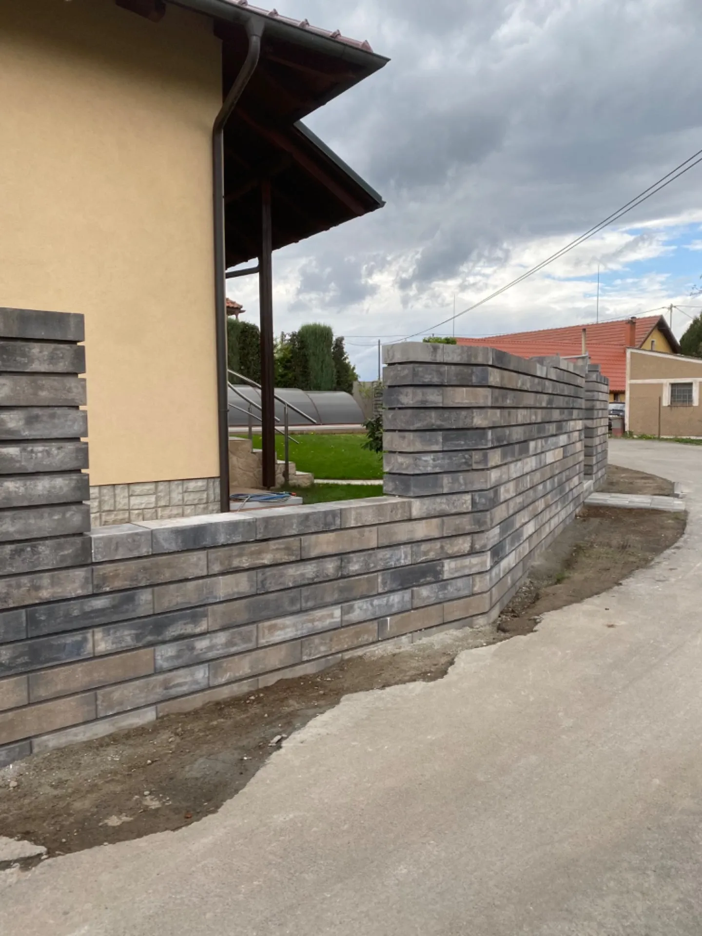 Zděný plot — realizace na klíč od FRIMATSTAVO