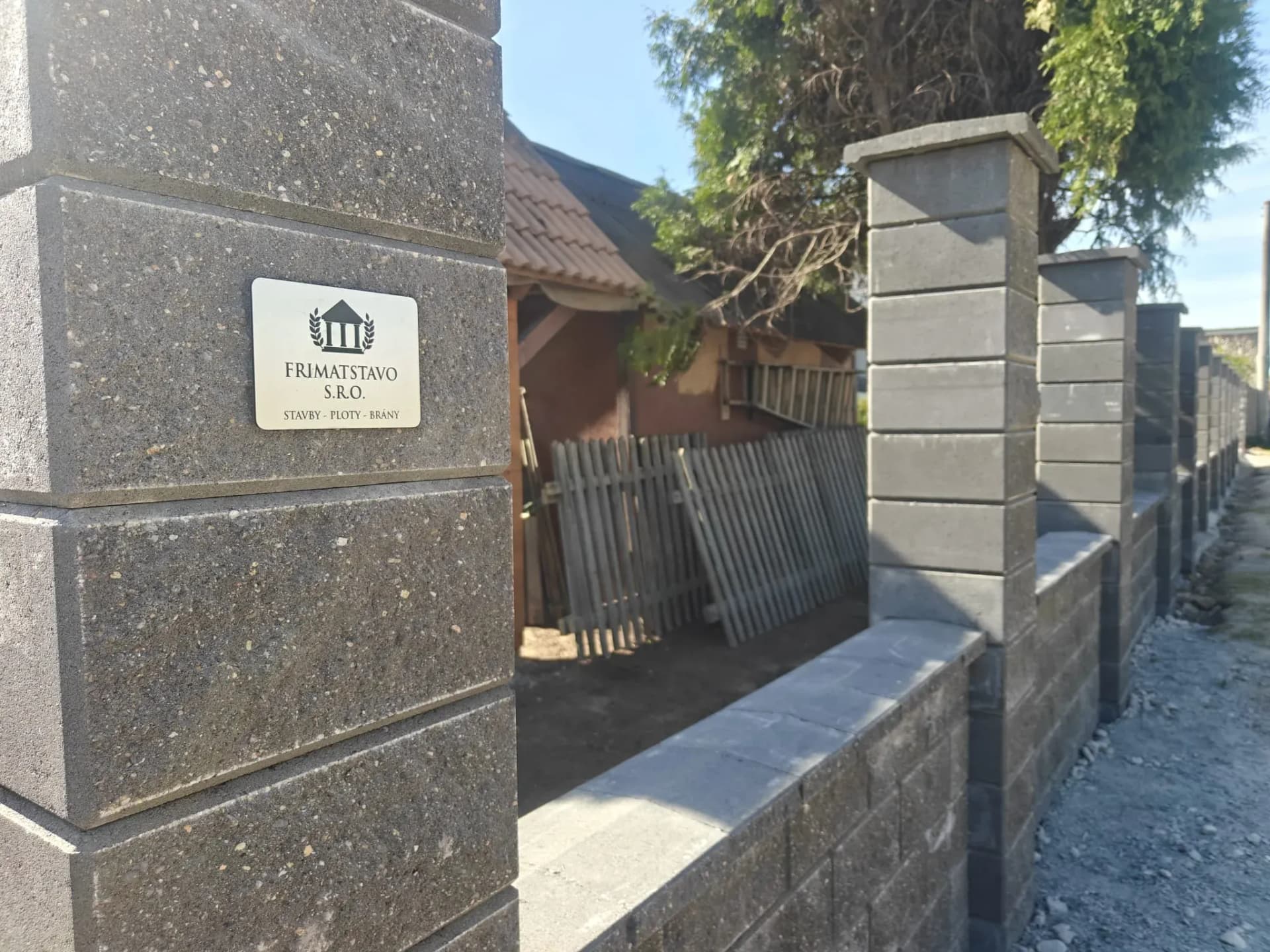Zděný plot — realizace na klíč od FRIMATSTAVO